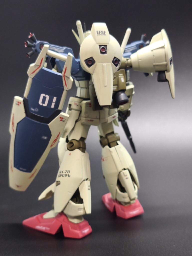 背中から。デカールは公式のフルバーニアン用のデカールを使用しつつ、盾の01はニューガンダムのデカール、その他は以前100円ショップで発売されていたシールを使用しています！デカールと比べるとどうしても貼っている感じが強くなりますが、楽に貼り付けられるのでとても良いです！