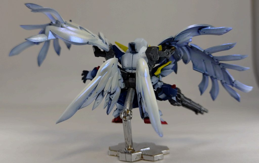 クリスタルカラーよいですね。グラデーション塗装に光沢トップコートで偏光乗せるといい感じの立体感で偏光が映えます。白には青系かなとサファイアブルーにしましたが、他の色も試したくなりますね！