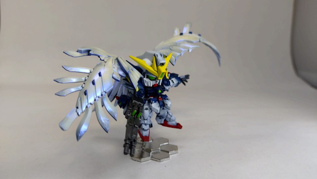 小さいけど黒立ち上げでのグラデーション塗装にしましたが、実はウイングガンダム見たこと無いのでよく分からないんですよね、色とか、設定とか😅箱絵とか、皆さんの作品を参考にさせていただきました。