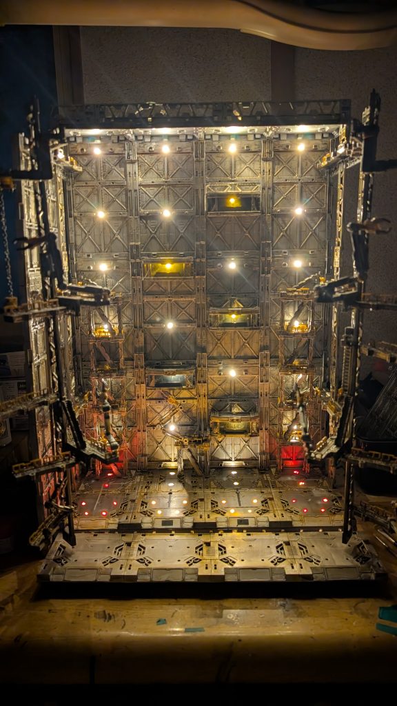 夜間の格納庫　正面　整備前