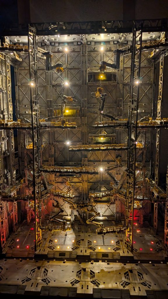 夜間の格納庫　正面　整備中　の予定無人は淋しいな〜