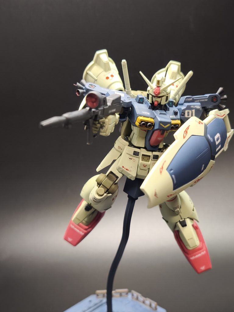 アクションポーズ①今年で26歳になるキットですが、元々のデザインが完成されていることもあって、ほんの少しだけ手を加えるだけで今見ても何も遜色ない完成度の高いガンプラですね！