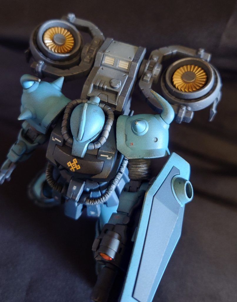 関節部のシーリングパーツはサンダーボルト版のザクのものを使用。