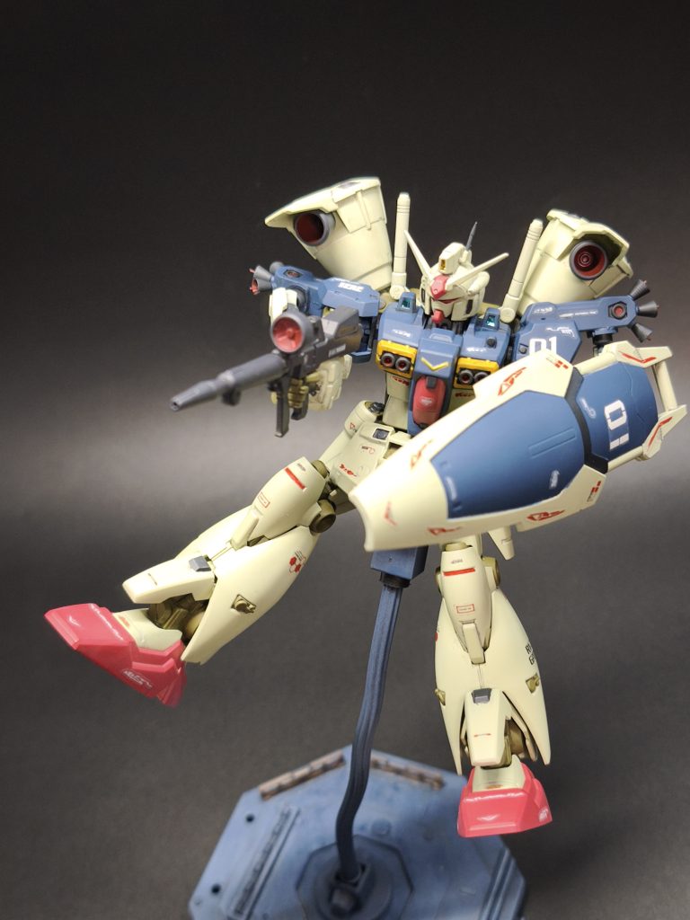 アクションポーズ②可動域はその当時のものですが、背中のユニバーサル・ブースター・ポッドのおかげでポージングに表情がつけやすいですね…！