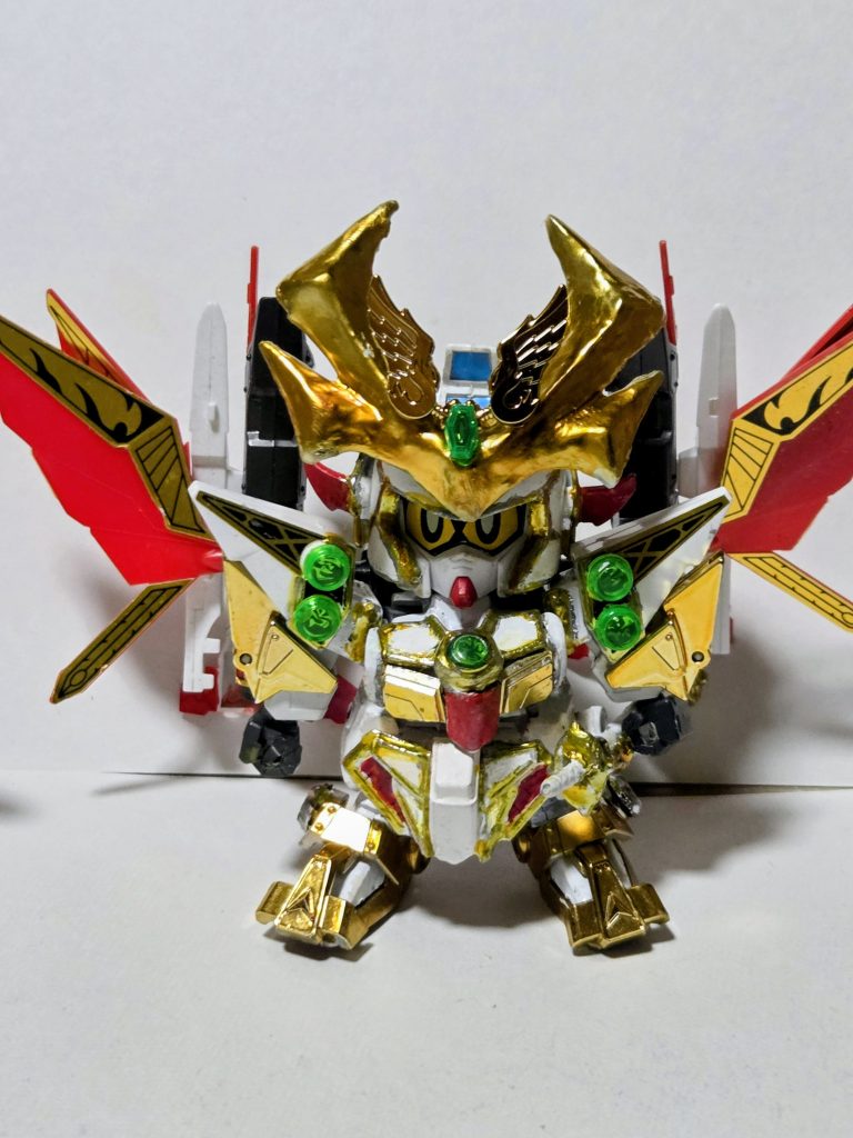 LEGEND BB 武者頑駄無をベースに他の方の作例を参考に元キットの鎧を武者頑駄無の鎧パーツに切り貼り、足の装飾と腰鎧の一部、腕、鳳凰結晶に二代目頑駄無大将軍のパーツを使用、腕鎧に元祖SDの隠密将軍(頑駄無副将軍)のものを使用。