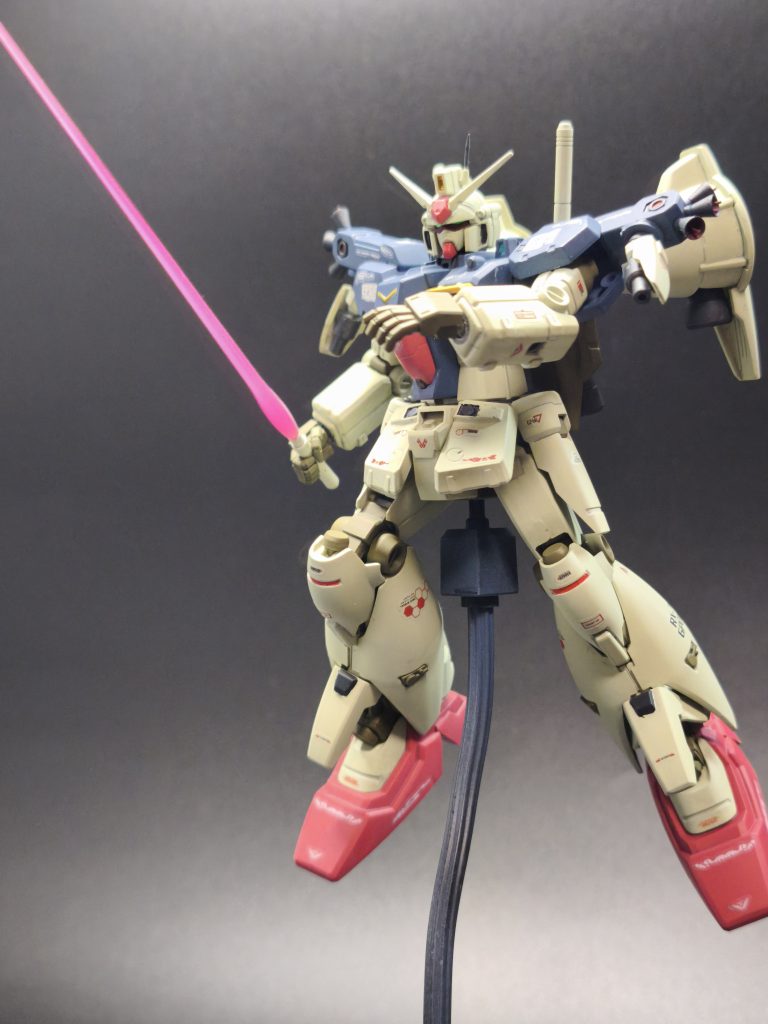 このキットのビームサーベルは柄と刃が一体になっている仕様ですが、刃の部分をカットして1.5mmの穴を開けることにより他キットのビームサーベルの刃を付けれるようにしました！