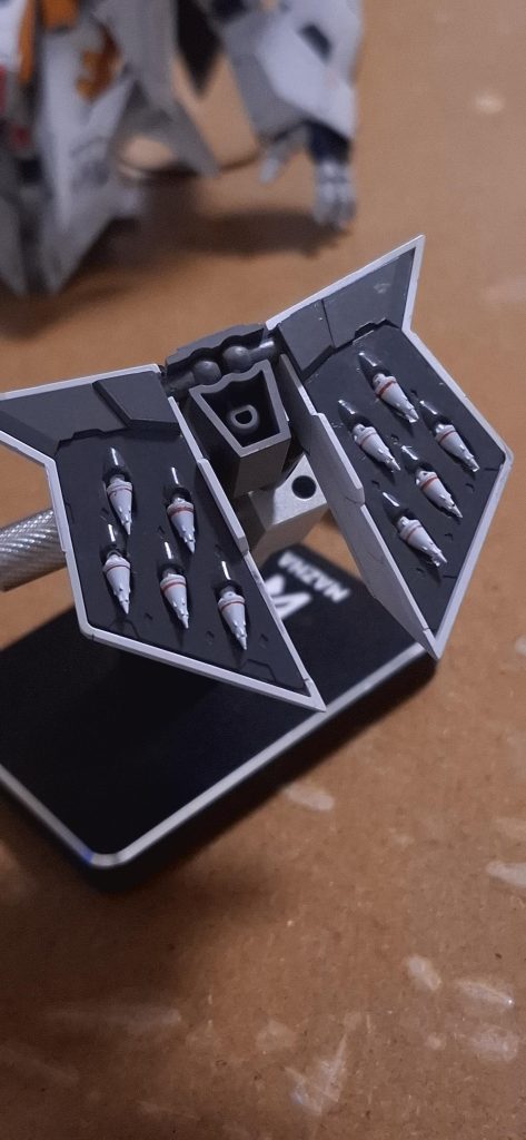 リアスカート裏のファンネルミサイルは既存ディテール切り飛ばして別パーツとしてファンネルミサイルを作ってはめ込んであります。ほとんど見えなくなってしまうので自己満足ですね😂