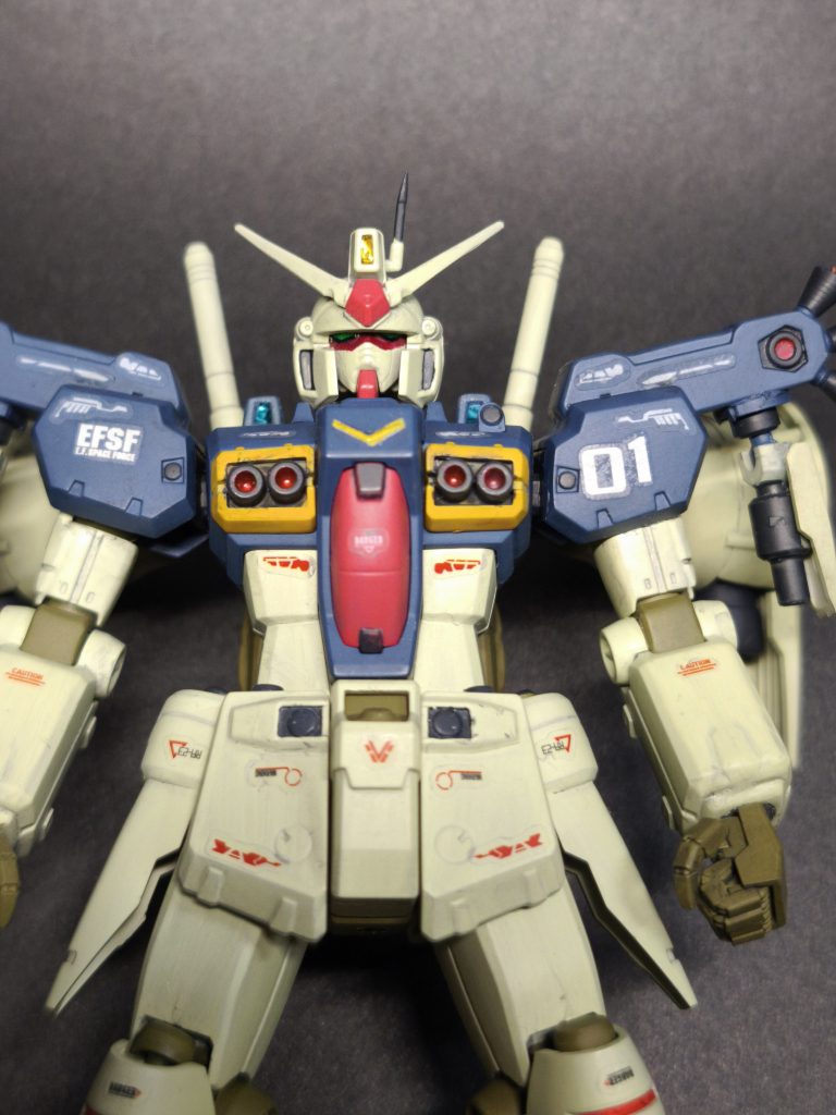 顔に関してはカメラアイのみシールから切り抜いて使用。それ以外は塗り分けで再現しています。顔・胸のセンサーはラピーテープを切り抜いて使用しています！バーニア内部はメタリックレッドで塗装しています！