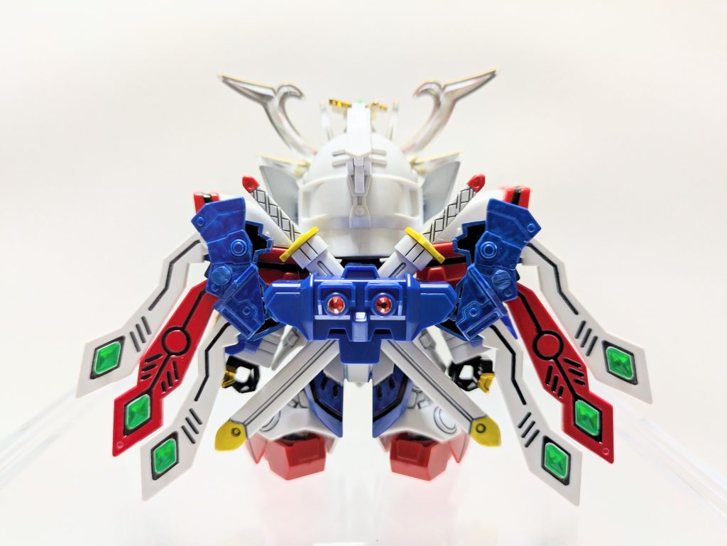 ２箇所目が今回の最大の改造点。號斗丸ではまったく異なる構造となってしまっている翼（エネルギー発生装置）をモチーフと同じ展開方式になるよう改造しました。肩鎧と一体化した一番上の翼パーツは使わず、一番下の翼を片側２本ずつ使用。本来、下２本の翼を嵌め込むパーツも片側２組ずつ使い、ランナーで軸を増設して３本の翼をサンドイッチする仕組みにしています。