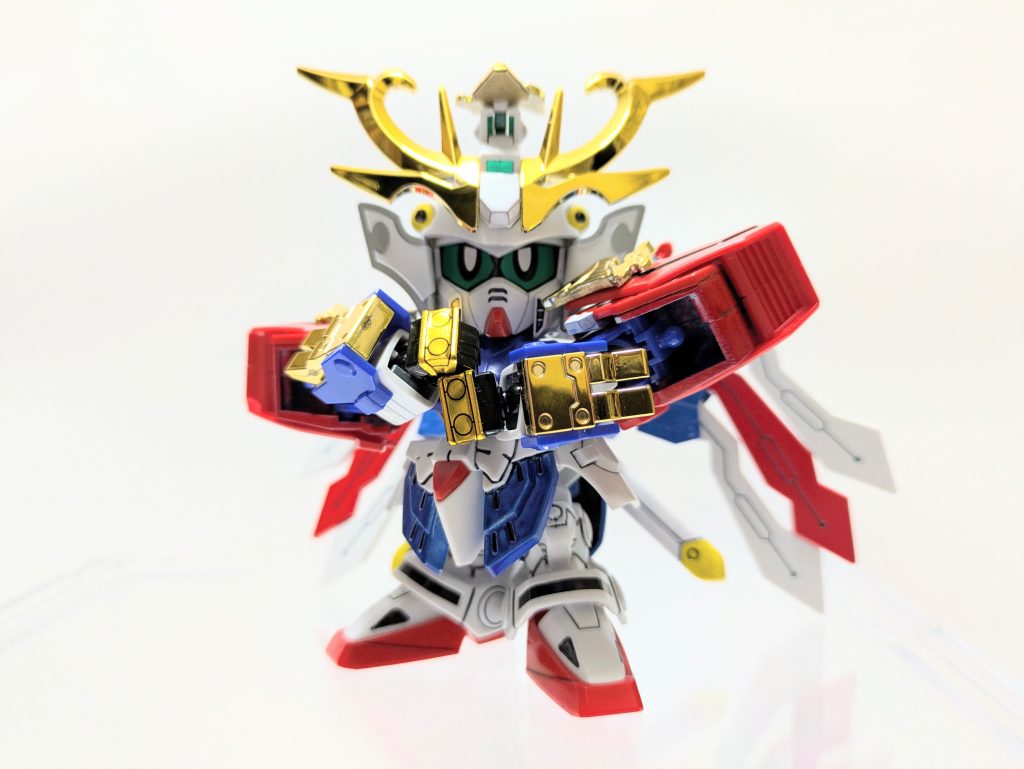 號斗丸のデザインで個人的に気に入らない２箇所を改修するかたちで制作を進めました。１箇所目が肩鎧。思いっきり爆／熱と書かれたアレはちょっとダサ…失礼、イマイチなので『GGゴッド』の肩アーマーを被せるかたちをとりました。ワンポイントで『ファーストガンダム大将軍』の余った鳥の金メッキパーツをあしらいました。