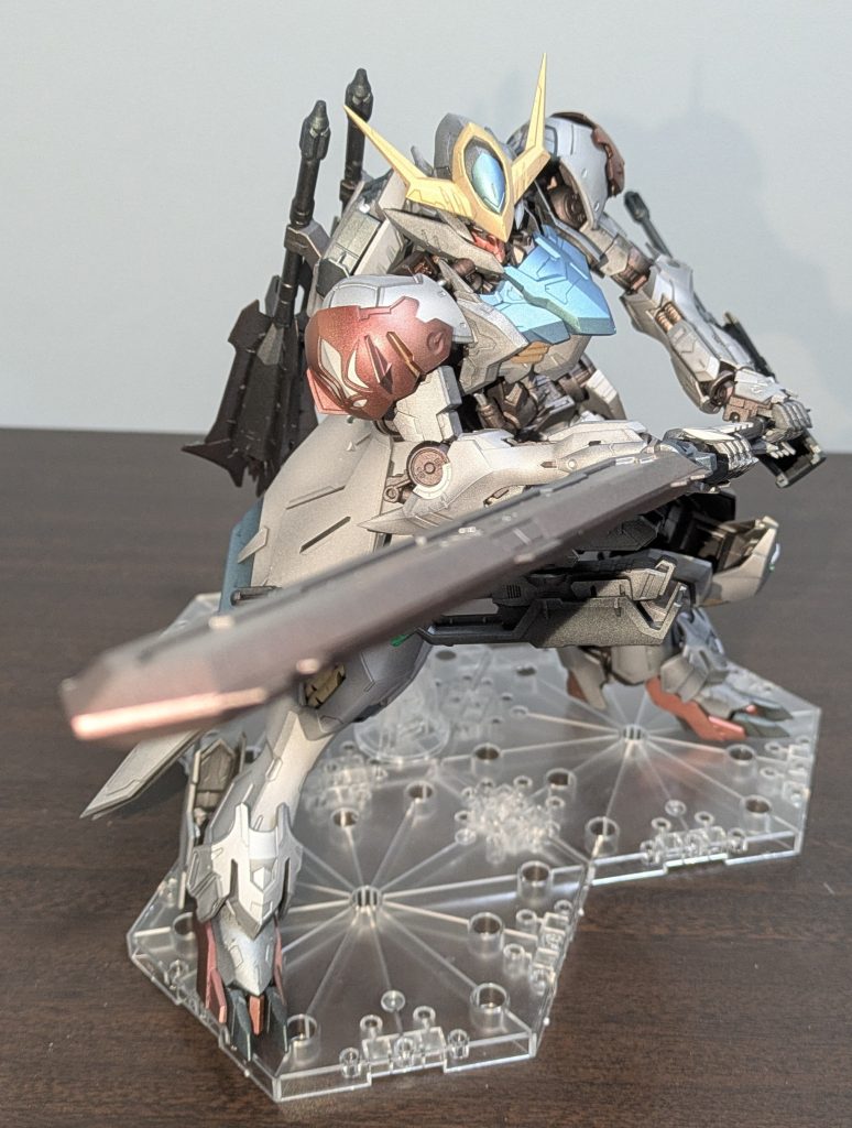 ポージングが難しい。意外と可動範囲が狭いような…