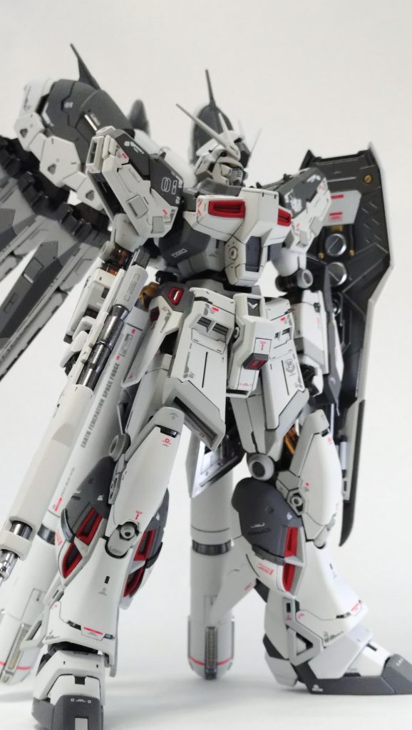 もはや語る必要もない名キット、RG　Hi-νガンダムです。過去に何度か出してますが、いつ触っても素晴らしいと思ってしまいます。背中のこのボリュームで自立(プロペラントタンクありきですが)するってのが良いですね