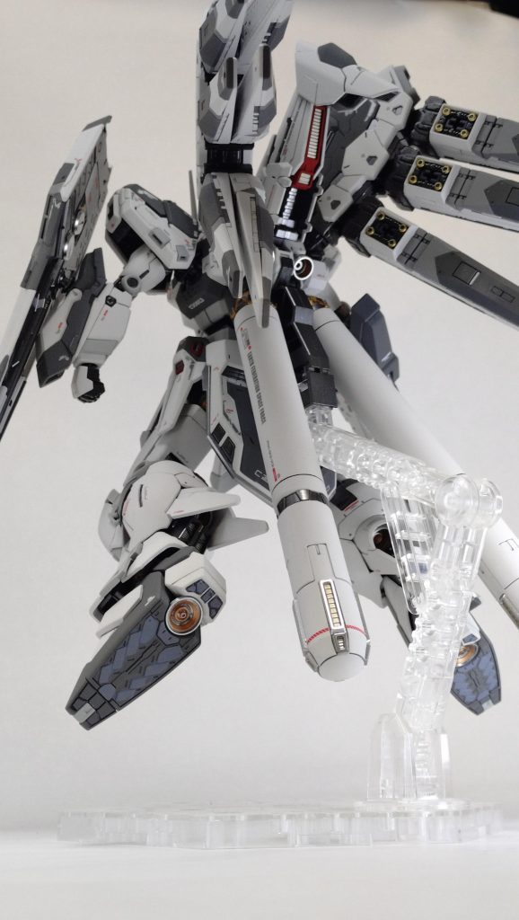 パーツ点数多いですが実はHGよりもかなり塗装はしやすい！バーニヤ類の内側にも形状があるので、塗り分けのとっかかりにしやすくていいですね！