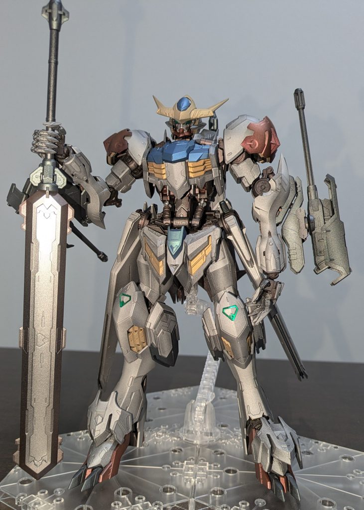 ホワイト部分は黒サフの上にフワッとシルバー吹いて、その後につや消しクリアにビスマスパールを混ぜて吹いてます。