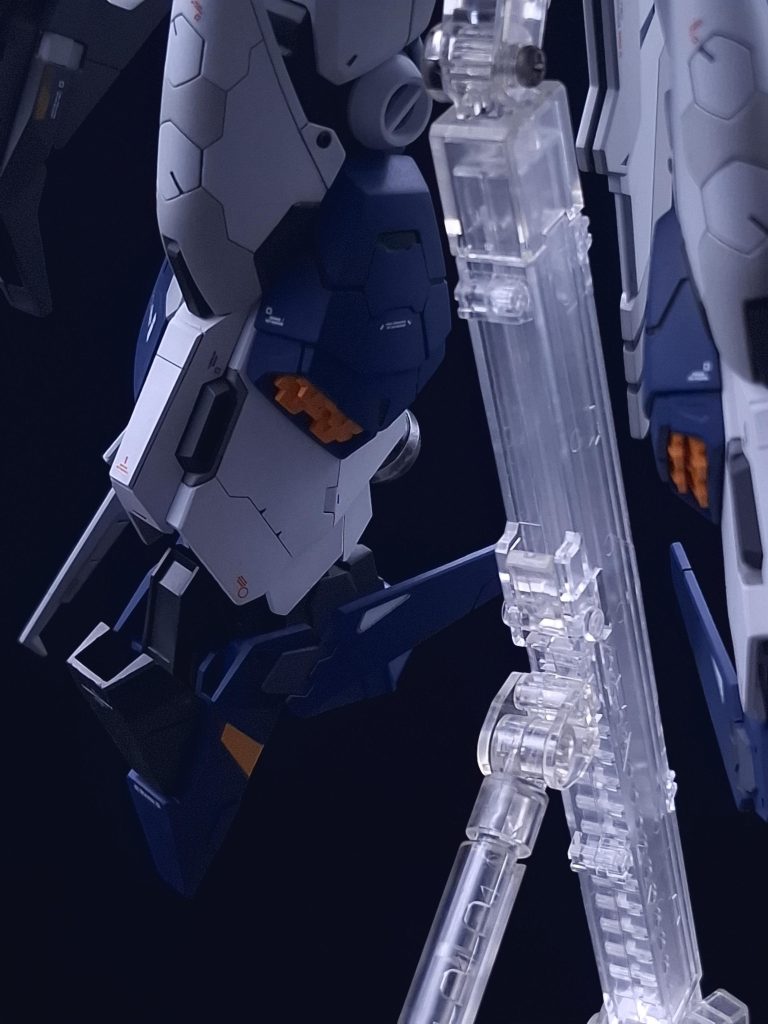 脚部内ふくらはぎのアーマー、真ん中にラインが入っていていまいち気に入らないディテールだったので全部埋めて新規にディテール作り直しました。