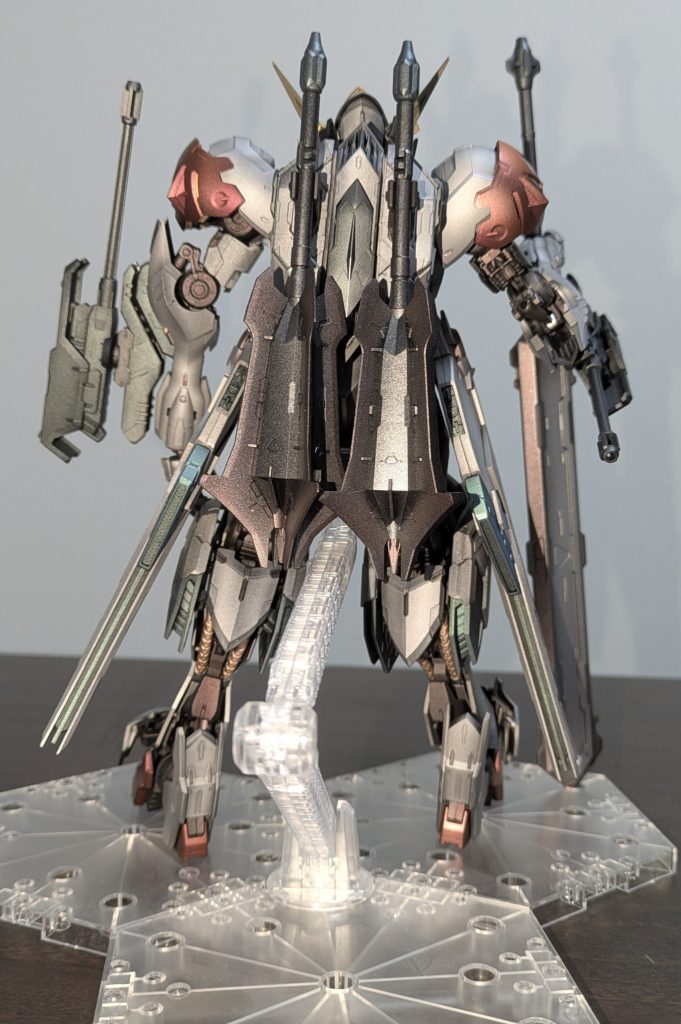 青と赤の部分は黒ベースに各色の粉の顔料をつや消しクリアに混ぜて吹いてます。黄の部分は同様に、黄色の顔料をつや消しクリアに混ぜて拭いた後に赤顔料を吹いてオレンジ色っぽくしてみました。