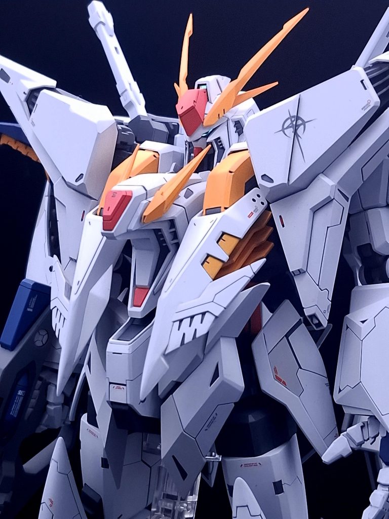 バストアップ各部ディテールアップしてありますが特徴的なのは胸部のアンテナを内側に倒して両サイドのカバーを大きく跳ね上げられるようにしています。頭頂部にカメラを追加&ヘルメットの大型化をしてクスィーの潰れたアウトラインをいわゆる見慣れたガンダムのシルエットに近づけてあります。