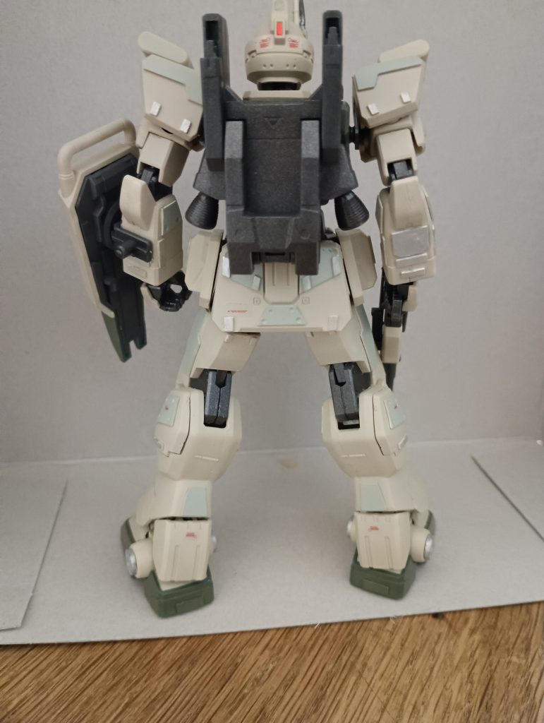 後ろです。緑のところの色が結構ちがいますね。RGだしこんなもんですよね。(調色ミスったやつが何か言ってる) あとシールドも色違ってますね