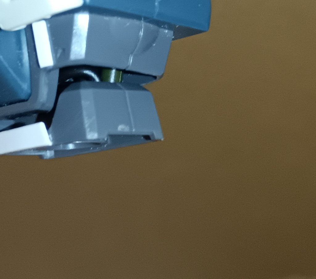 胴体を延長したときに中にパイプっぽいのとシリンダーを入れました。