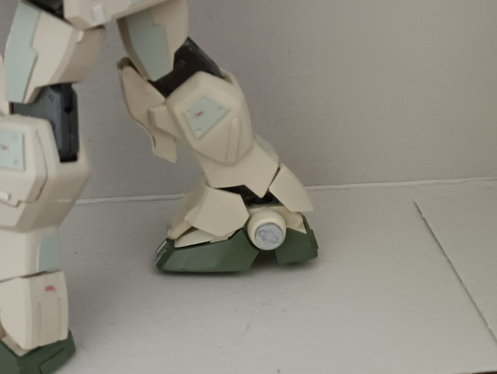 足首にマルイチをつけてディテールアップ。