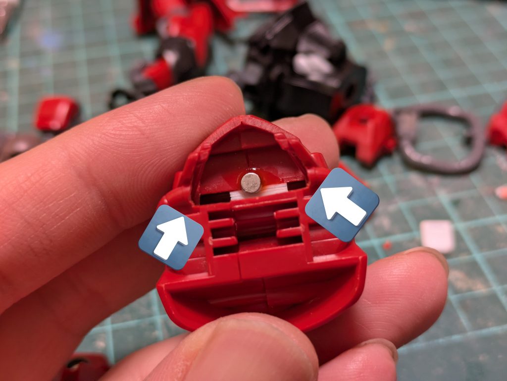 頭の合わせ目を消すために矢印の部分を削ってフェイスを後ハメ加工していますバルカンは切り離してヘルメット側に接着フェイスはネオジウム磁石で接続出来るようにしました