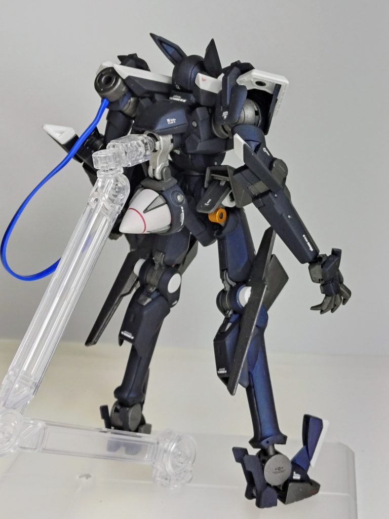 黒1…プリズムブルーブラック黒2…スターブライトアイアン白…つや消しホワイトシルバー、ゴールドでポイント塗装。デカールは市販のものとクアンタの余りで（本人的には）控えめに仕上げてます。