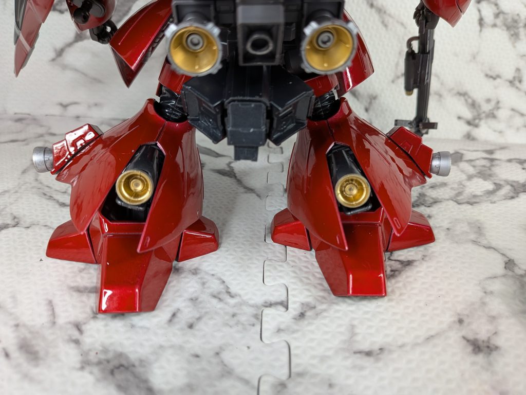 元に戻せる仕様なので足のバーニアは両面テープで固定してます