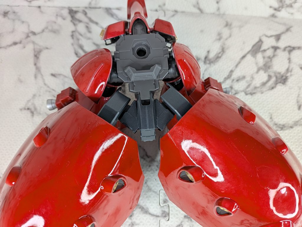 スカートの接続はリ・ガズィの余剰パーツとバンダイMSバーニアで製作スカートに10mm角アクリル棒を差し込み、本体とはお互いに接着した磁石でくっ付いていてアクリル棒の上にジェスタキャノンの余剰パーツで覆い隠してますサイドアーマーは干渉するので逆向き