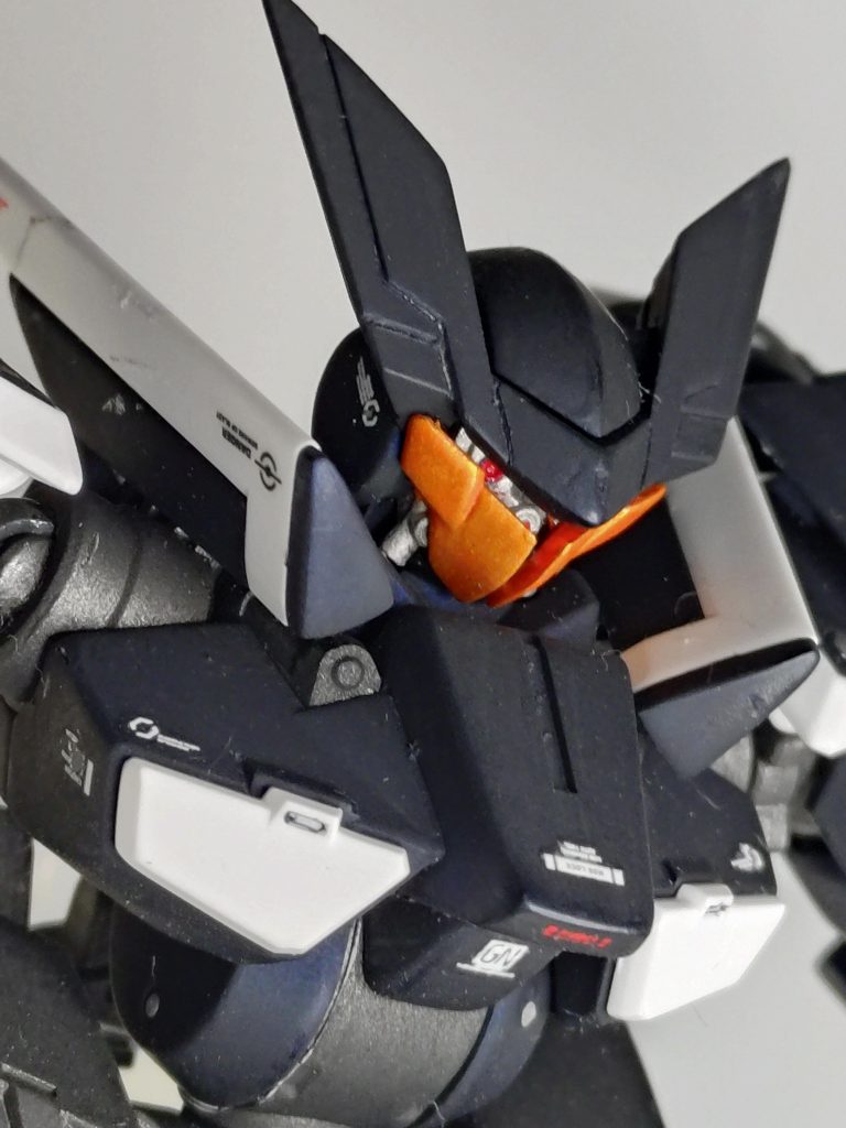 フェイスカバーオープン状態が好みです。スターブライトゴールドの上からクリアオレンジで塗装、メインカメラはシルバーの上からメタリックレッドを爪楊枝で塗装しました。