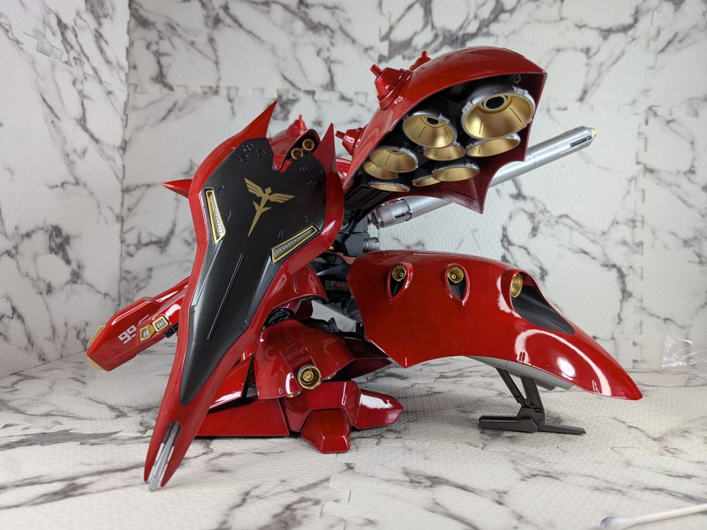赤とゴールドに相性は良いですね赤・黒・金・銀の4色にこだわりましたフロント左のデカールも金が良かったけど無いので仕方なく白を貼りました