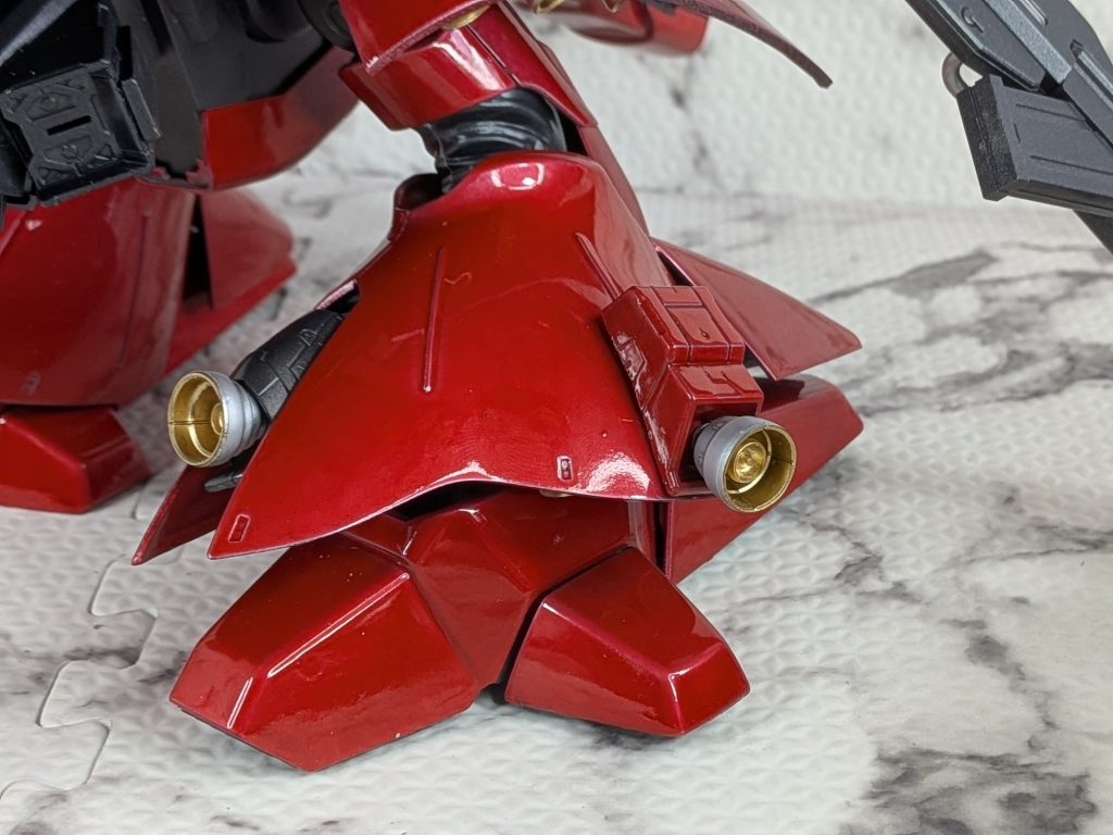 足には追加バーニアとしてバンダイMSバーニア03を取り付け、内側にはバーニアはありますが見える化しました