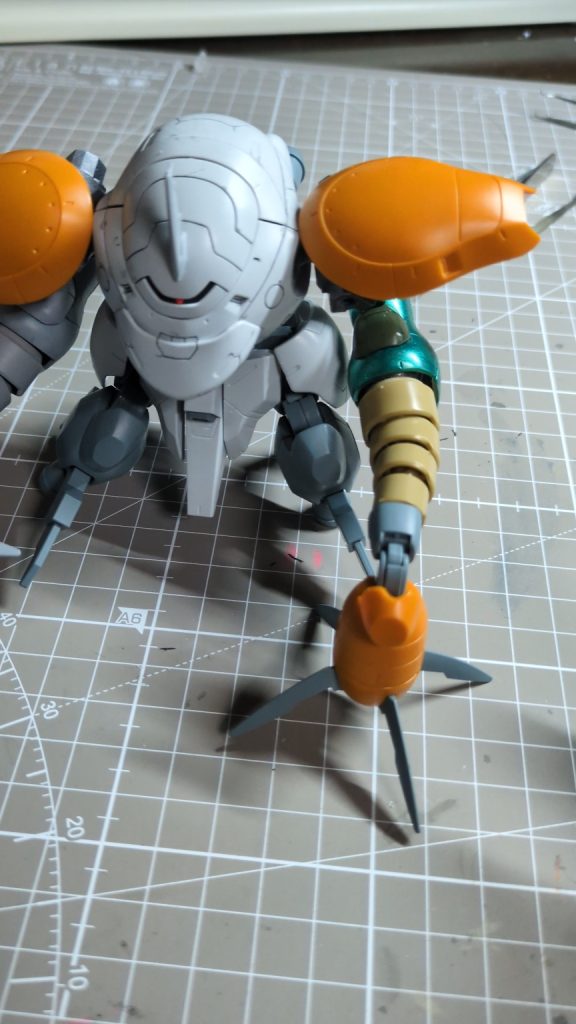 塗装前　けっこう無理やりくっつけてる感じ。肩のプレートはモンキー・ロディの腕についてるシールドを磁石でくっつけてます。