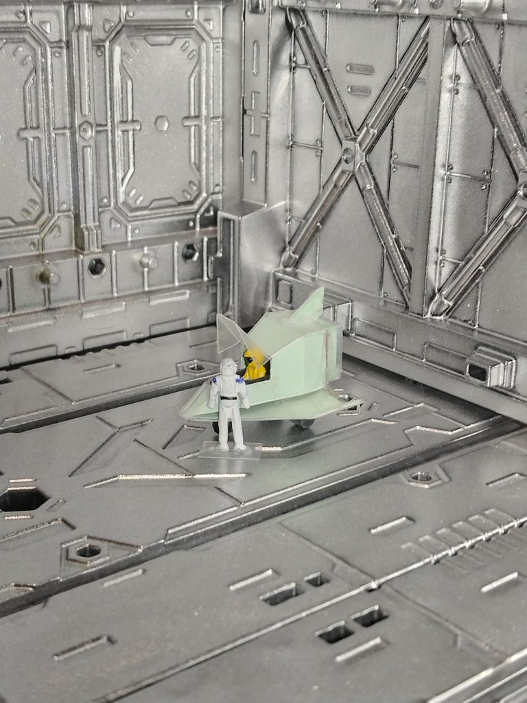 「少尉、お一人でいらっしゃんるですか…。」「ひとりしか乗れないでしょ…。」「少尉…。」「なぁに？」「第二戦闘配置中でしょ、そんなところにボッと立っていられるのですか？」