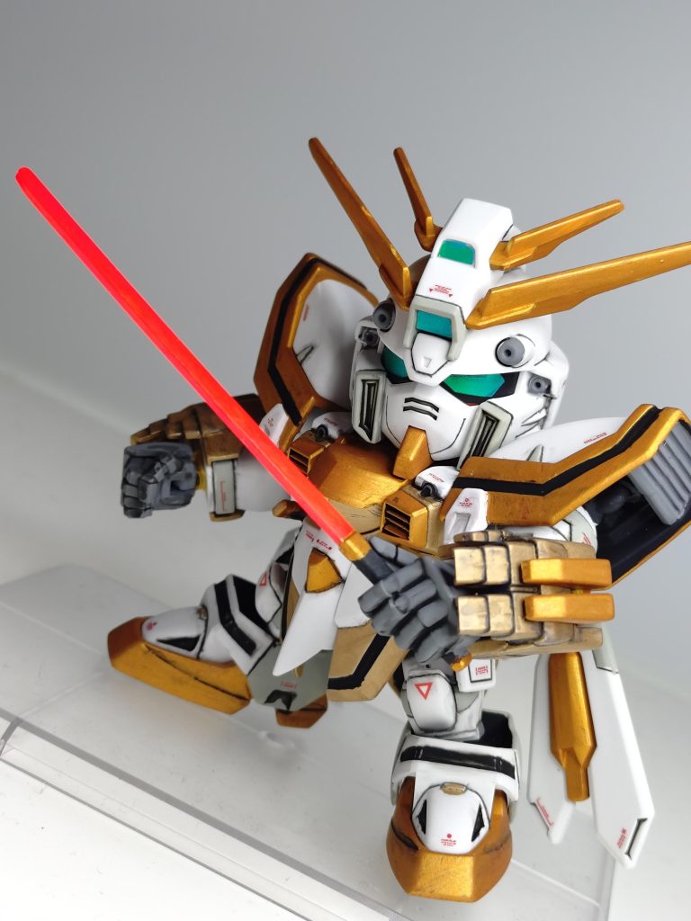 ゴッドスラッシュビーム刃を蛍光ピンクで塗装。サーベルを黒と金でアカツキぽくしてみました。ちなみにこのキット、標準的なハンドパーツが付属していないためオプションパーツを使用しました。