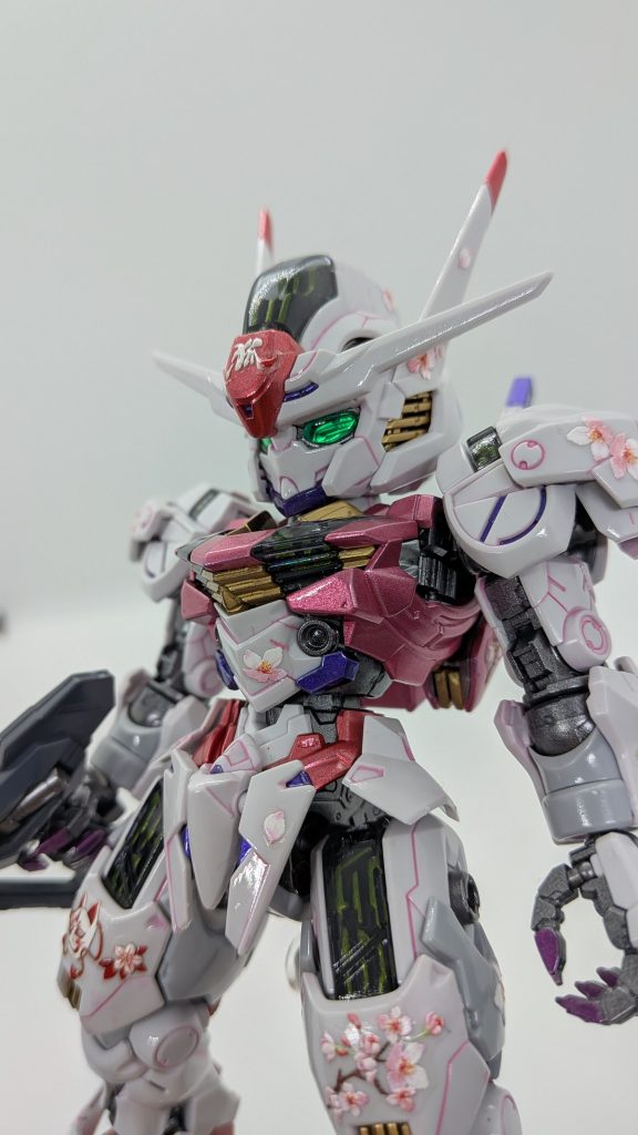 スミ入れにピンク塗料を使用したことで1段階明るくなったように感じます。その後に桜のネイルシールを貼り、光沢コーティング✨️