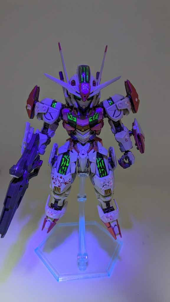 パーメット部分は色合いのバランスを考慮してグリーンに塗装しました。メタリックグリーンの上にうっすらと蛍光グリーンで塗装しているので、光らせても光らせなくても綺麗です✨️ちょっとサイコフレームっぽいですが・・・