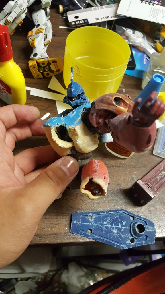 やられ役のプロトケンプファーです。にている部品を接着剤で固定、後はパテで自作しました