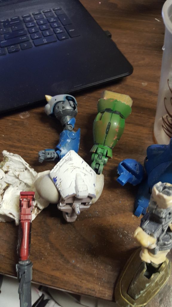 やられ役のザクは旧キットのシェンロンガンダムとザクのあまりパーツで組み合わせました。