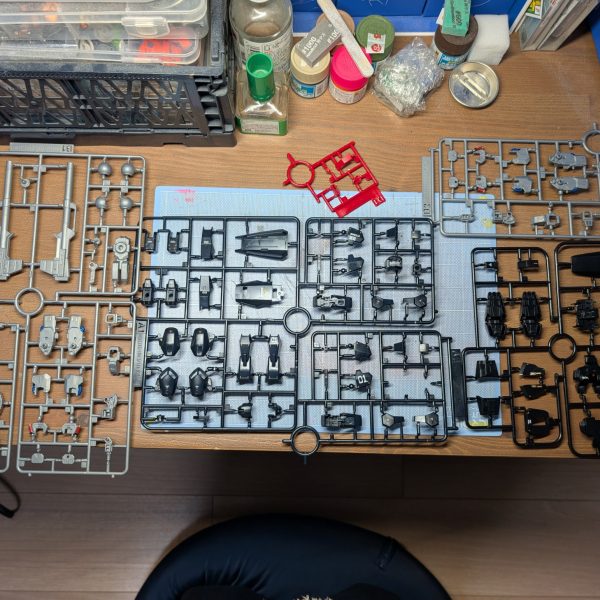 せっかくのリアルタイプ。成型色を生かすために部分塗装すら控えめにランナー状態で実施。さらに付属のデカールもランナー状態で貼付け。写真では塗装箇所がわからないくらい🤨（2枚目）