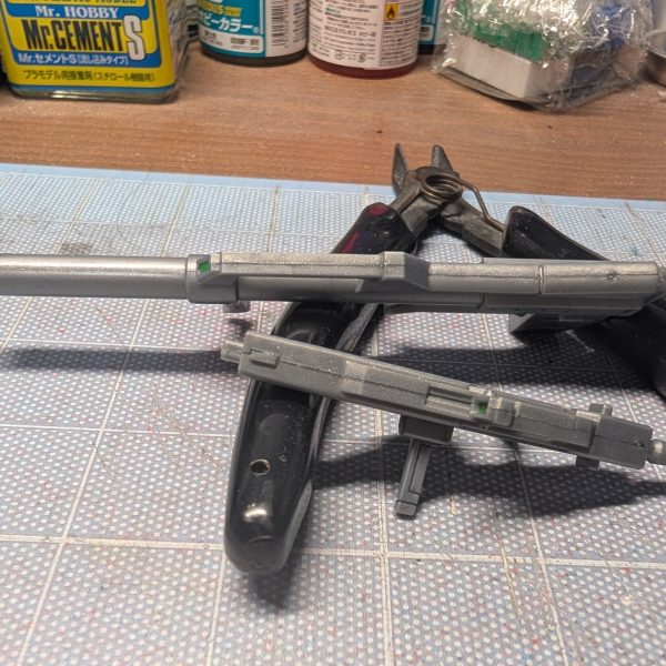 とりあえずパーツ切り出して組み立て完了。この時点で何枚かデカールがいなくなりました😮‍💨付属のデカールに予備がいくつかついてたから助かりましたが、組み立て前に貼るならトップコートを軽く吹いて保護したほうがいいのかも。しかし武器の最中は何とかならないのかな？本体が良キットなだけに残念。（2枚目）