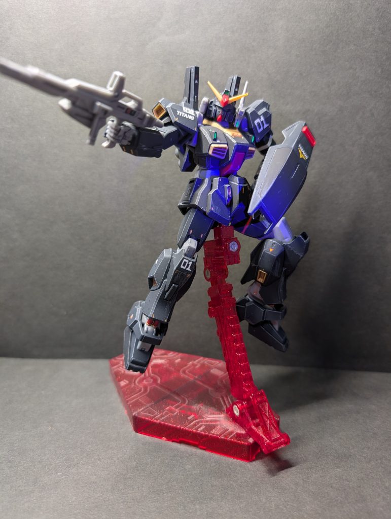 相変わらずかっこいいポーズが苦手です😅近くにあったベースが赤しかなかったから使ってみたけど…やめたほうが良かったかな。