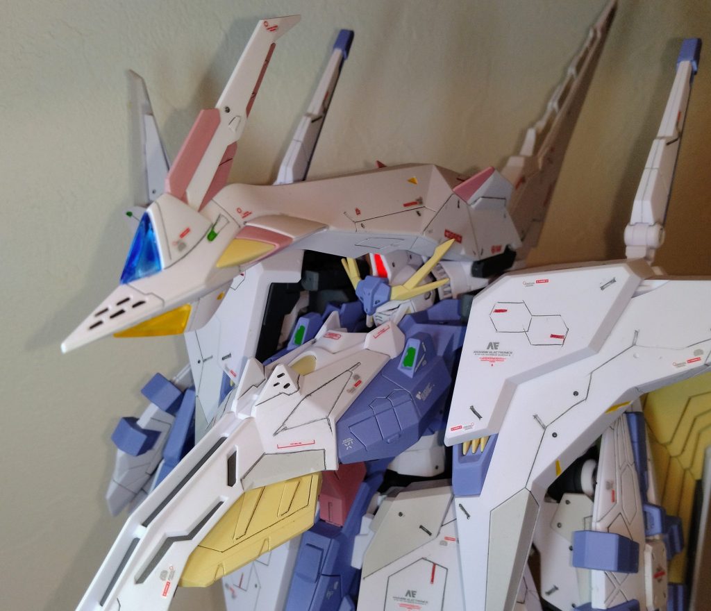 バストアップ。成型色からトーンダウンするため、白サフを使っています。