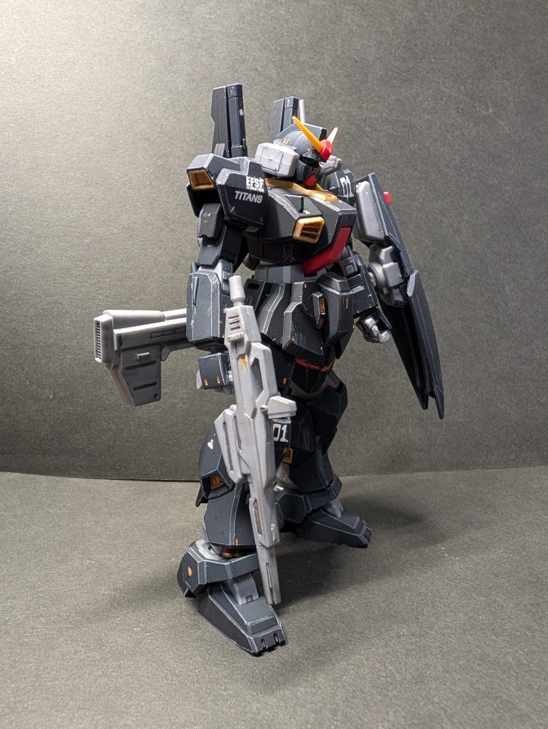 元キットがリヴァイブ版なのでパーツ構成も素晴らしく、合わせ目は頭とビームライフル、ハイパーバズーカくらい。頭はバルカンポッドで隠れるから気にならないのですが、武器はガッツリ最中線が出ます😱しかし、成型色仕上げということでそのままにしてます。