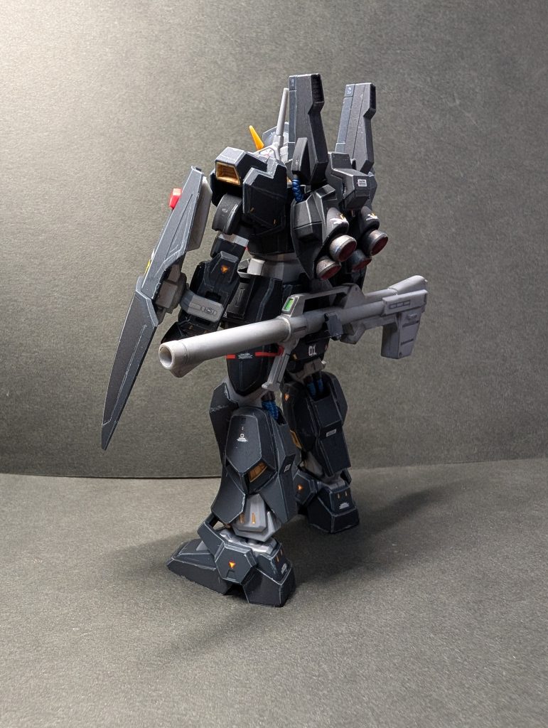 成型色が黒系なのでゲート跡がすっごい目立ちます。道具のせいなのか腕が悪いのかリカバリーできないのでそのまま組み立て。