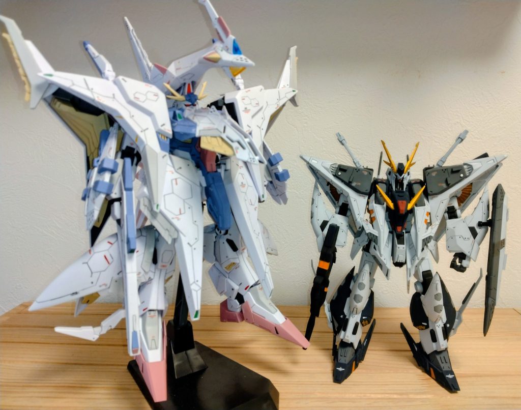 過去作品のクスィーガンダムと並べてみました。やはり、デカい。