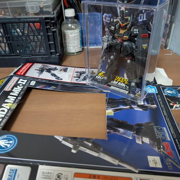 全体に艶消し吹いたあと組み立てました。このあとエッジにウェザリングライナーのグレー乗せて完成です。あと、せっかくなので100均のクリアケース使ってブリスターパックにしてみます。（3枚目）