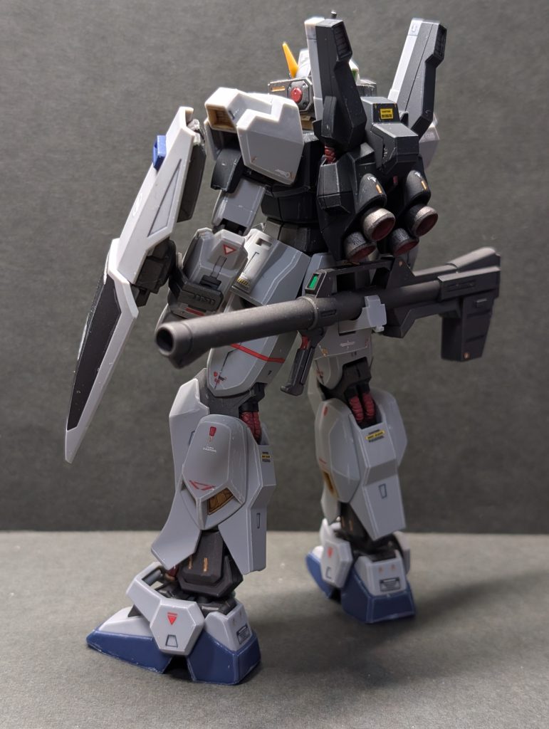 ティターンズバージョンのときも気になってましたが、組み立て前に貼ってたので無意識に触って剥がれたのかな?くらいに思ってましたが