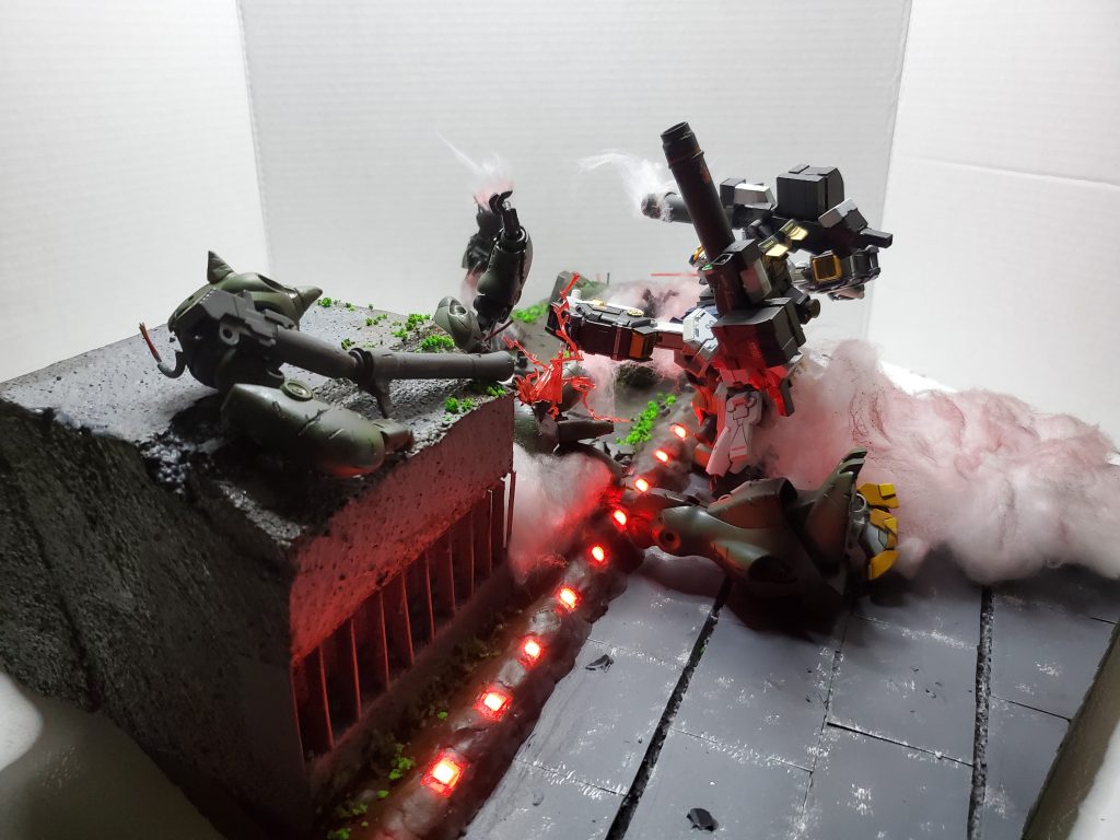 LEDライトストラップを埋め込み、リモコン操作でライトの強弱、色の変更などが行えるようにしました。ガンダムの胸部にもライトユニットがあります。