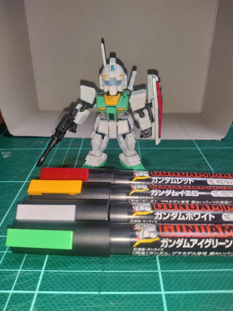 塗装はガンダムマーカー四色を使用しています。下地が黒なのでなかなか色がつかなくて何度も上塗りしています。綺麗に塗装をして投稿されている方々、改めてその凄さを知りました。とても真似できる技では有りません(zaku-kao9)ただただ尊敬致します。