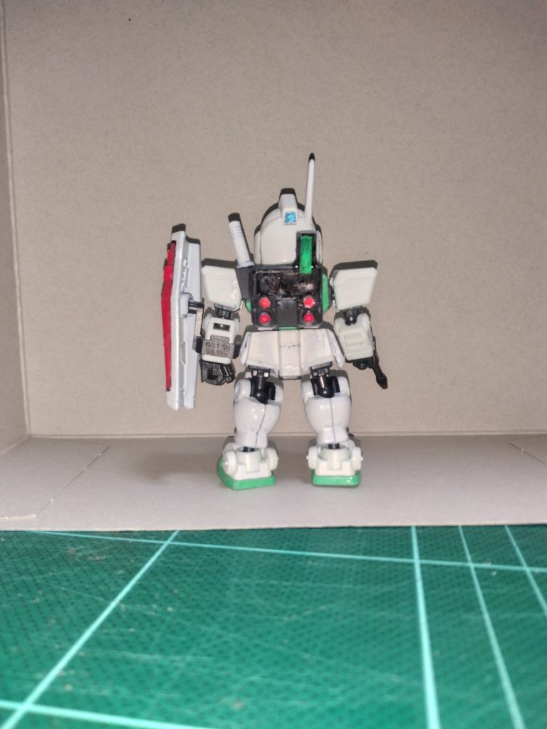 アンテナは付属のビームサーベルを適当な長さでカットし、切り口を軽く加工して後頭部に接着しています。